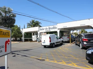 Moraes manda vistoriar carros e área externa da casa de Bolsonaro