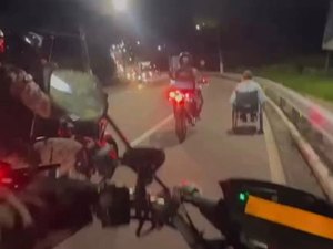 Vídeo mostra PMs ajudando cadeirante em avenida movimentada de Maceió
