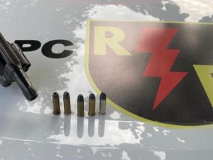 Denúncia anônima leva a apreensão de arma de fogo no Jacintinho