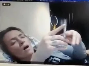 Juíza é suspensa por aparecer seminua em audiência no Zoom