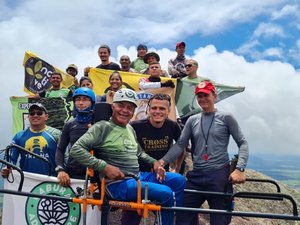 Idoso em cadeira de rodas realiza sonho e escala serra em Roraima