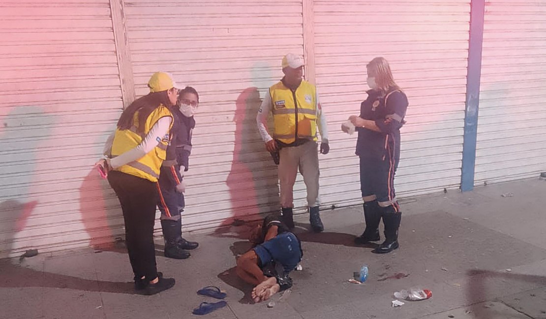 Morador de rua é vítima de espancamento no Centro de Maceió