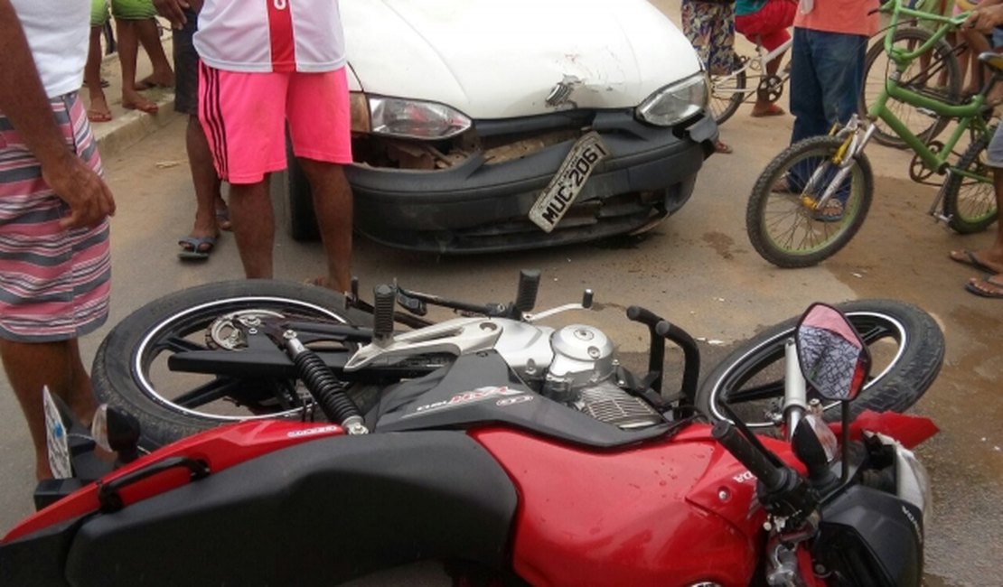 Colisão envolvendo carro e moto deixa uma pessoa ferida em São Miguel