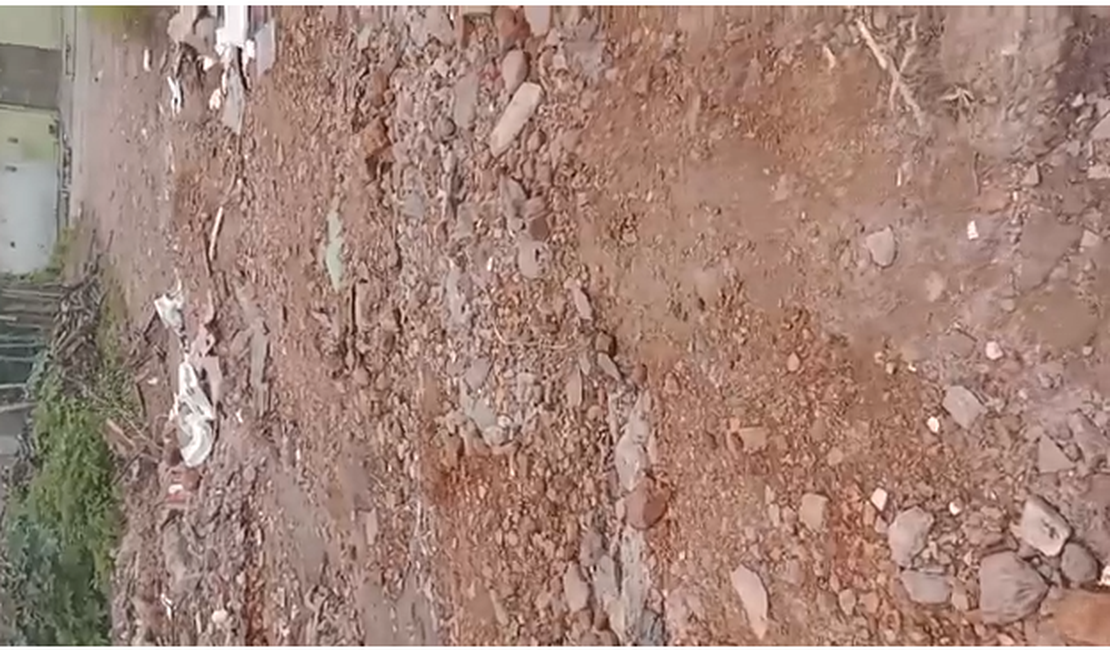 [Vídeo] Moradora denuncia rua esburacada no bairro Capiatã, em Arapiraca