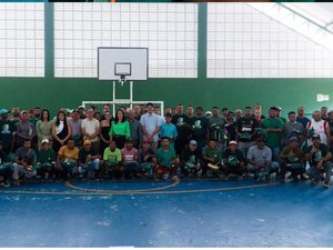 Prefeito de Japaratinga entrega novos fardamentos da Limpeza Pública