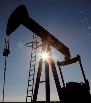 Preços do petróleo recuam e marcam queda de quase 5% na semana