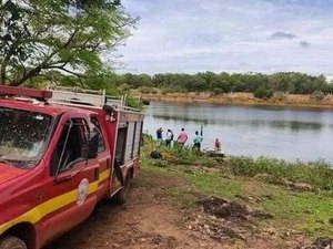 Homem pula em lago para fugir de abelhas e morre atacado por piranhas