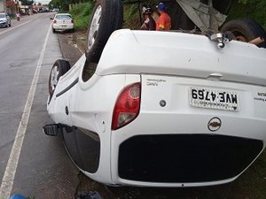 Carro capota após motorista desviar de cachorro em Palmeira na madrugada desta quarta (20)