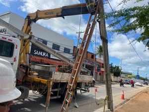 Veículo colide e quebra poste na Avenida Muniz Falcão em Palmeira