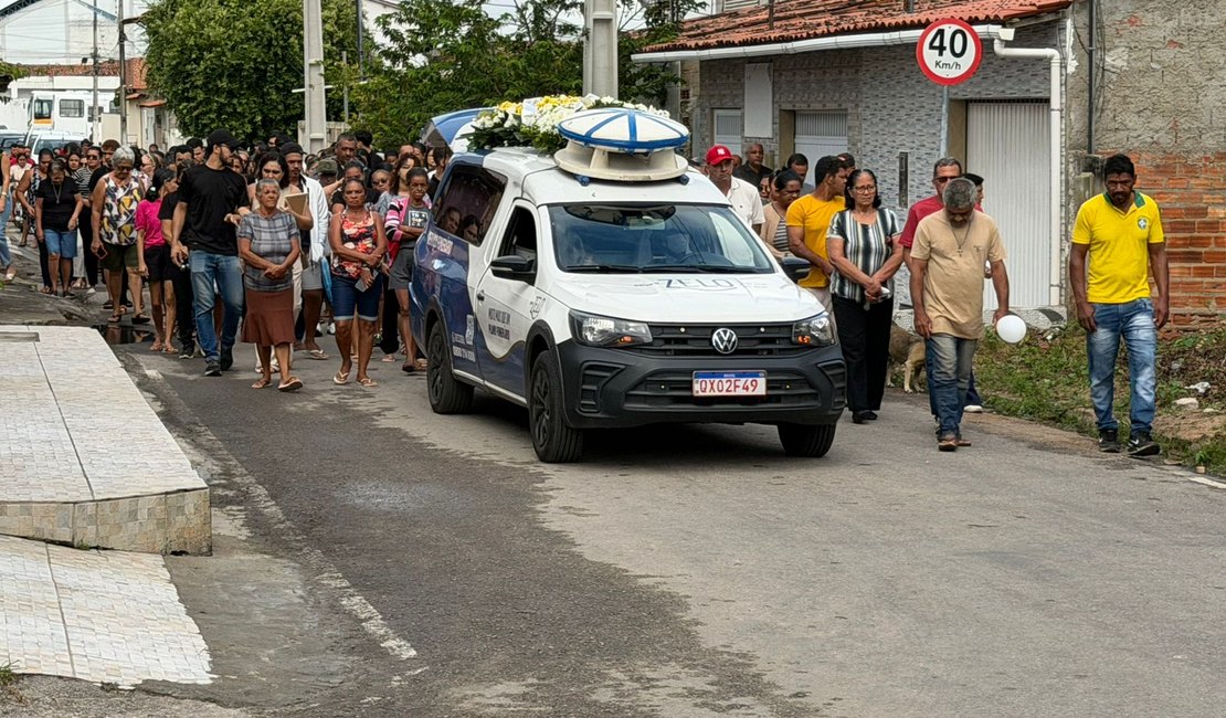 Comoção marca despedida de pai e filho sepultados em Delmiro Gouveia