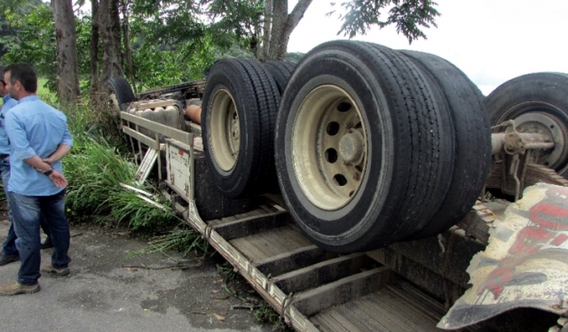 Carreta capota em ladeira na BR-101, deixa um morto e outro ferido