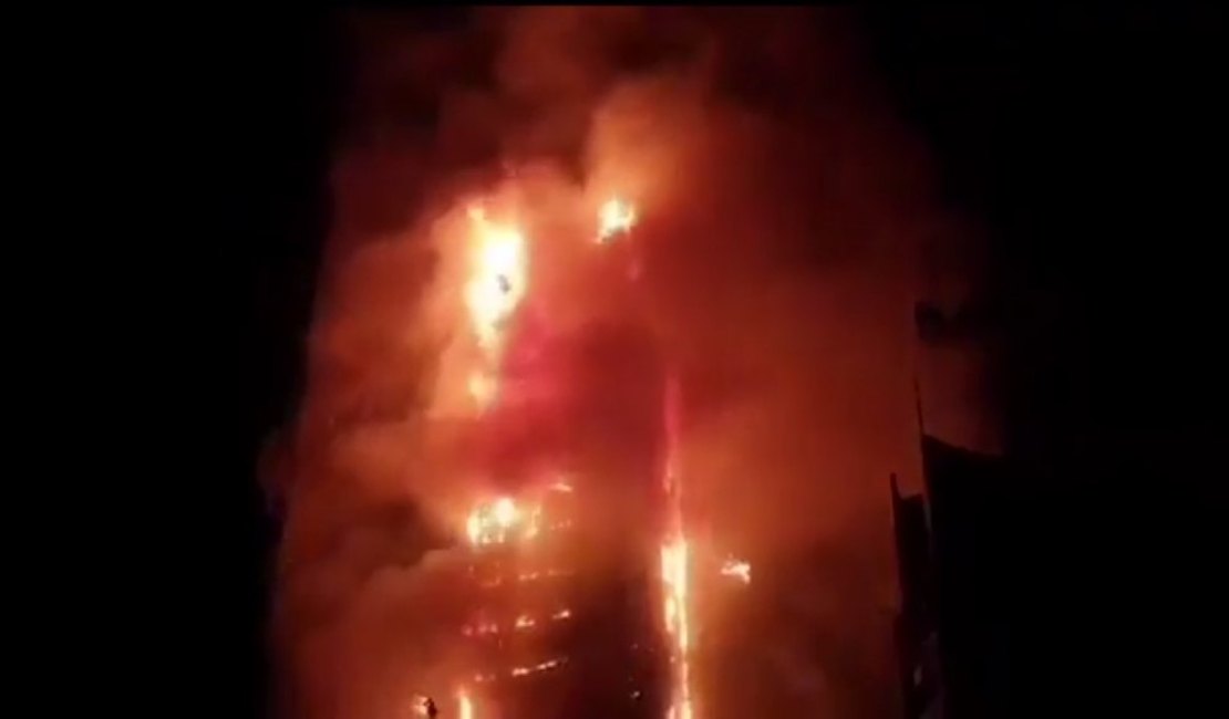 Torre de 48 andares pega fogo nos Emirados Árabes; sete ficam feridos