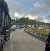 Tombamento de veículo interdita trecho da BR-101 em Junqueiro
