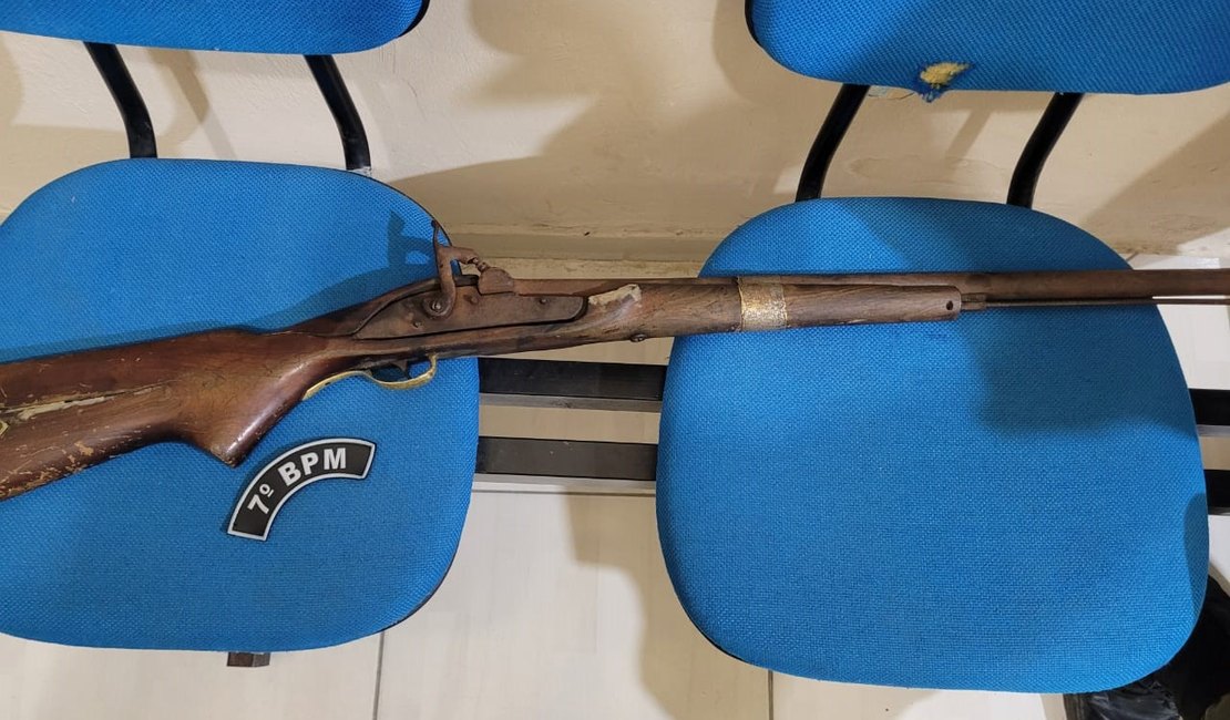 PM cumpre mandados de prisão e apreende arma de fogo no Sertão de Alagoas