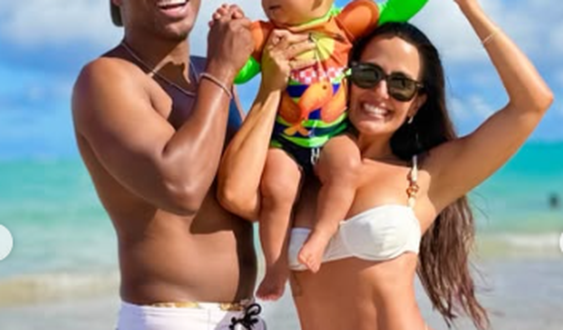 Thiaguinho e ex-BBB Carol Peixinho curtem praia de Alagoas com filho