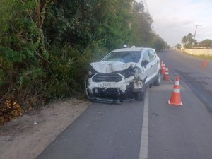 Motorista diabética passa mal e colide em árvore na AL-101 Norte, em Paripueira