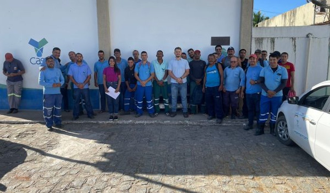 Casal realiza mutirão para retirada de vazamentos de água em Arapiraca