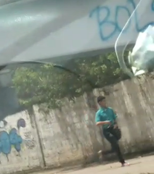[Vídeo ] Trio assalta  passageiros de van na Av. Fernandes Lima neste sábado (11)