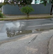 Moradores denunciam vazamento e cobram solução definitiva da BRK no Jarbas Oiticica