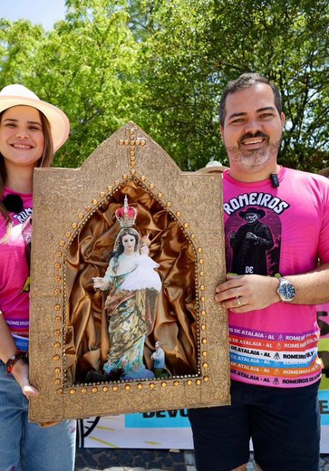 Prefeita Ceci participa da subida ao Horto do Padre Cícero com romeiros de Atalaia