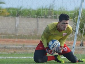 Chamusca tem de lidar com disputa no gol do CRB