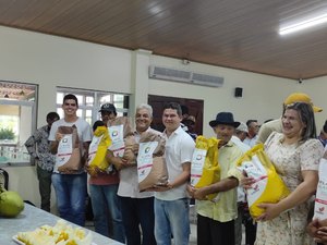 Agricultores de Maragogi recebem sementes de milho e feijão