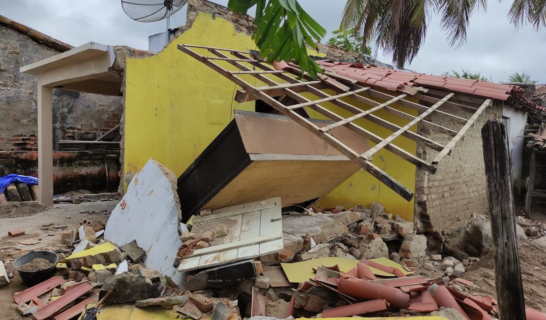 Casa desaba e família sai ilesa do imóvel em Inhapi no Sertão de Alagoas