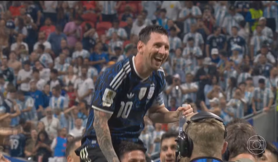 Com oito gols, Messi lidera disputa pela Chuteira de Ouro