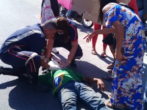 Condutor de motocicleta passa mal e bate em carroça no bairro Brasília