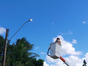 Com recursos próprios do município, SIPE já instalou mais de três mil lâmpadas de LED em Penedo