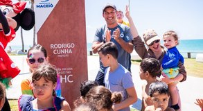Prefeito Rodrigo Cunha entrega novo espaço de lazer no Posto 7, na Jatiúca