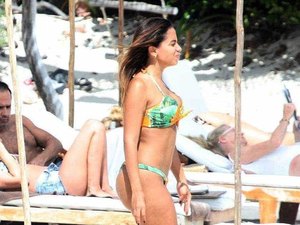 Anitta comemora clique de paparazzi gringo em férias no México