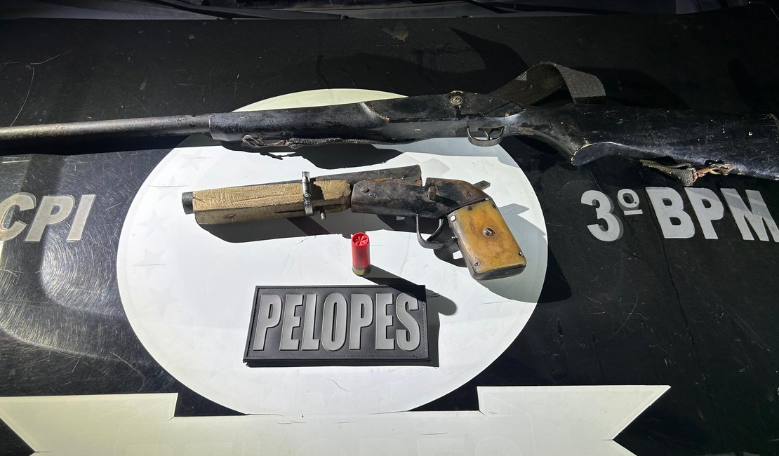 Homem deixa porta aberta, polícia flagra armas e ele é preso em Arapiraca