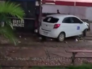 Motorista colide contra moto e deixa casal ferido, após discutir com ocupantes