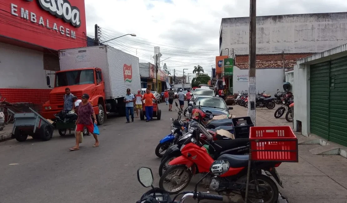 Sob uso de entorpecentes, ex-funcionário invade loja, ameaça colegas e assusta clientes em Arapiraca