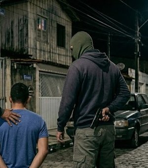 Criminosos encapuzados obrigam foragido de SP a se entregar em AL ameaçando o filho dele