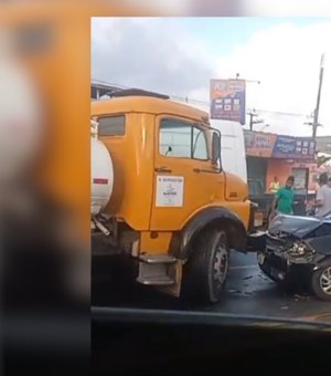 Colisão entre caminhão e carro provoca engavetamento de cinco veículos e deixa ferido na Via Expressa