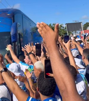 Torcida do CSA faz festa antes de jogo pelo acesso à Série C