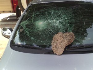 Mulher usa pedra para destruir carro de ex-companheiro