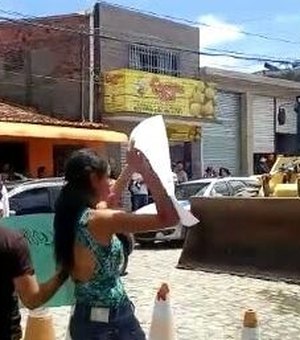 Homem ameaça passar por cima de manifestantes com retroescavadeira