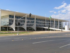 Após vetar blindagem de gastos com vacina contra Covid, governo diz que verba está garantida