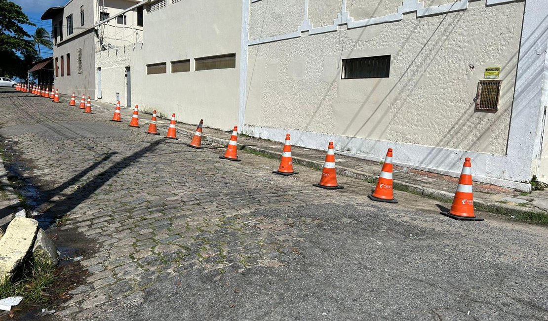 Moradores reclamam de bloqueio de vagas de estacionamento no Jaraguá durante São João