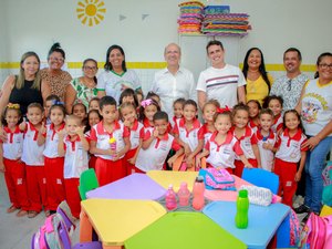 Estudantes de escolas da Prefeitura de Penedo recebem fardamento e material didático