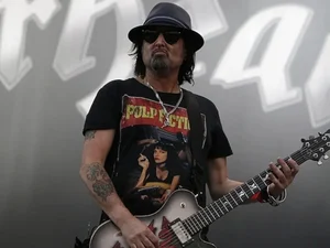 Morre Phil Campbell, guitarrista do Motörhead, aos 64 anos
