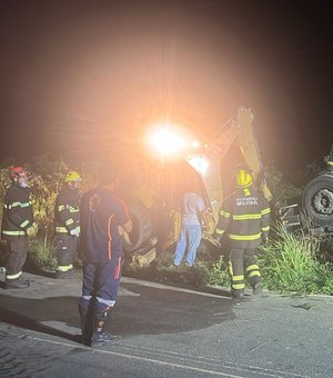 [Vídeo] Caminhão perde controle, tomba e deixa um morto na AL-140 em Mata Grande