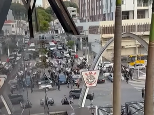 Organizadas invadem sede social do Corinthians em protesto contra ‘má administração’