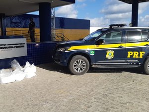 [Vídeo] Mais de 100 kg de cocaína são apreendidos com passageiro de ônibus em Rio Largo