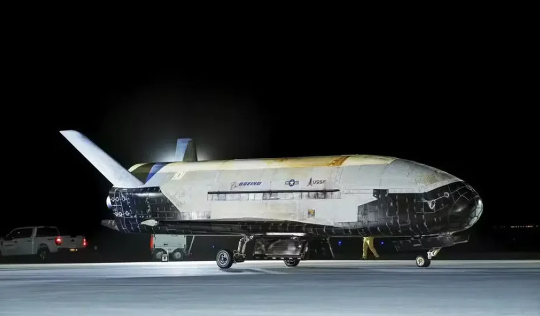 X-37B: Ônibus espacial secreto dos EUA retorna após 434 dias