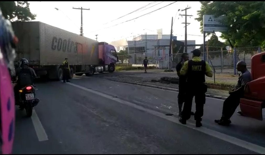 Colisão entre carro e caminhão deixa trânsito lento na Av. Durval de Goés Monteiro