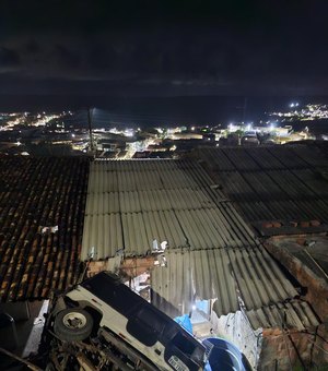 Carro cai em telhado de residência em São Luís do Quitunde